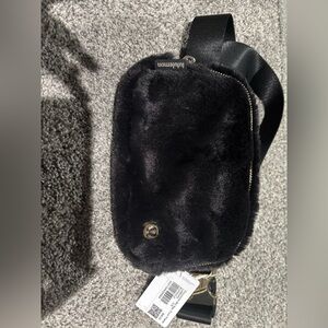 Lululemon everywhere belt bag plush fleece